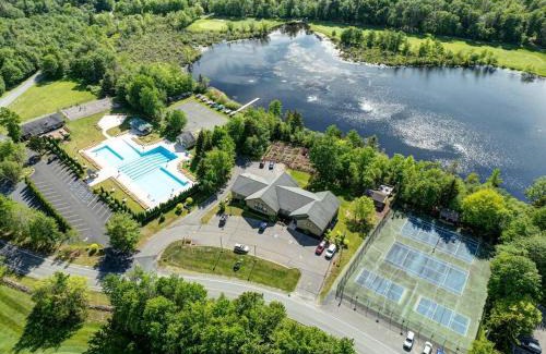 Tobyhanna Casa | Cozy Poconos Retreat Hot tub, Game room and igloo