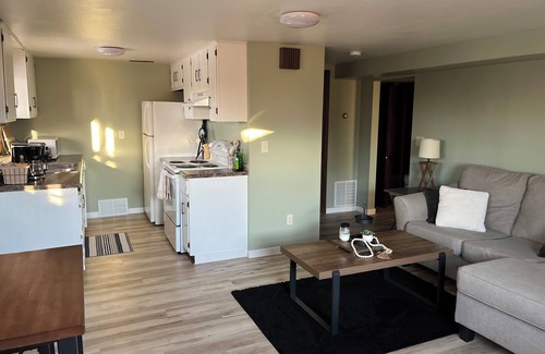 Eau Claire Apartamento | Cozy Private 1-bedroom Hillside Apartment Close to Stores