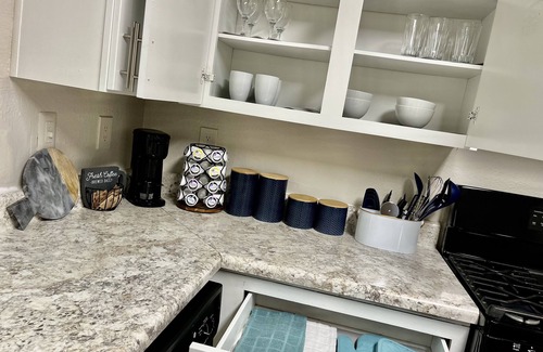Sandy Springs Apartamento | Cozy & Private Balcony - Free Parking - Fully Stocked Kitchen - Netflix