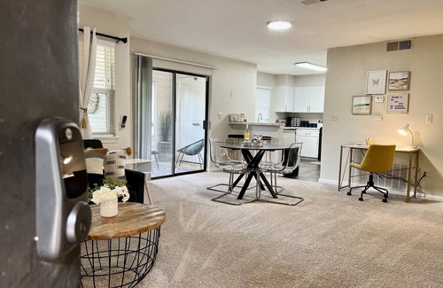 Sandy Springs Apartamento | Cozy & Private Balcony - Free Parking - Fully Stocked Kitchen - Netflix