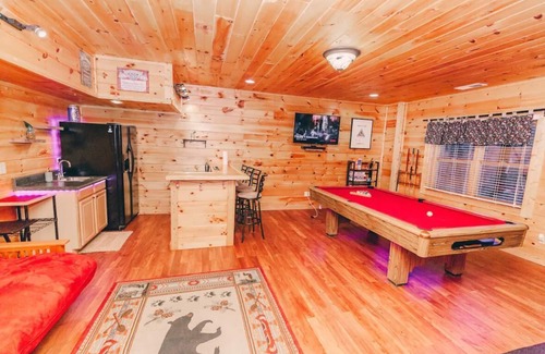Ranger Cabina | Cozy Private Cabin - Hot Tub, Pool Table, Fire Pit, Near Lake & MORE!