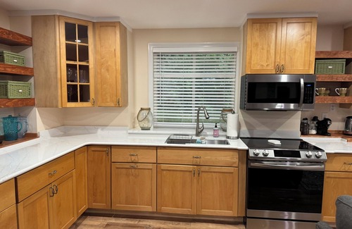 South Kingstown Cabaña | Cozy Private Cottage - close to URI, beaches, charming downtown Wakefield & more