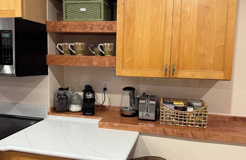 South Kingstown Cabaña | Cozy Private Cottage - close to URI, beaches, charming downtown Wakefield & more