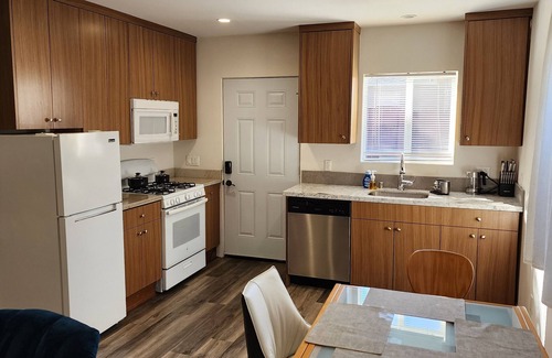 Winnetka Casa | Cozy Private Entrance Back House