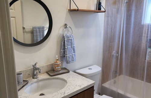 Winnetka Casa | Cozy Private Entrance Back House