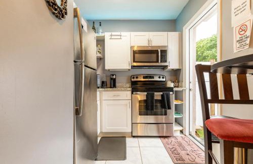 Fairvilla Casa | Cozy Private Entry Apt with a Full-Size Kitchen