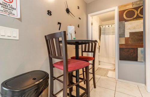 Fairvilla Casa | Cozy Private Entry Apt with a Full-Size Kitchen