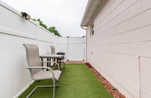 Fairvilla Casa | Cozy Private Entry Apt with a Full-Size Kitchen
