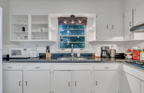 Faubourg Delassize Casa | Cozy, Private Guesthouse | 1 block to Streetcar