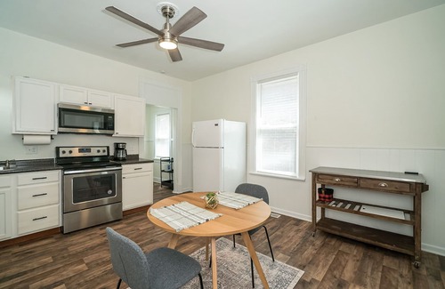 The Hill Casa | Cozy, Private home near St. Louis Zoo, Arch, Busch Stadium, and Forest Park