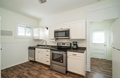 The Hill Casa | Cozy, Private home near St. Louis Zoo, Arch, Busch Stadium, and Forest Park