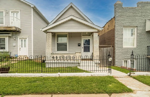 The Hill Casa | Cozy, Private home near St. Louis Zoo, Arch, Busch Stadium, and Forest Park