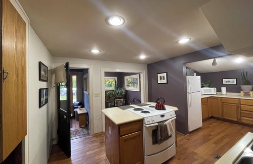 Warrensburg Casa | Cozy Private home