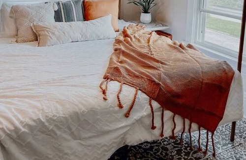 Kalamazoo Casa | Cozy private KING bed, close to downtown, airport, free parking
