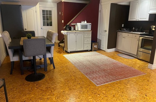 Waterloo Casa | Cozy Private One-Bedroom Walkout Basement