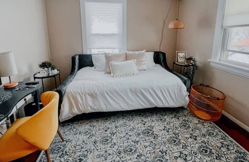 Kalamazoo Casa | COZY Private quiet room close to downtown, airport, free parking