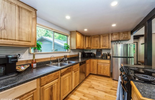 Lime Kiln Cabina | Cozy Private Riverfront Cabin w/NEW hot tub, pet-friendly, minutes from hiking