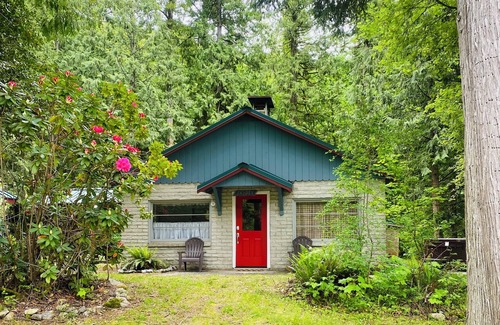 Index Cabina | Cozy, private riverfront cabin with hot tub