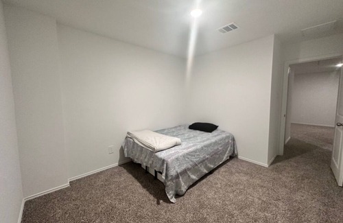 Katy Casa | Cozy Private Room with Private Bathroom in Charming Katy
