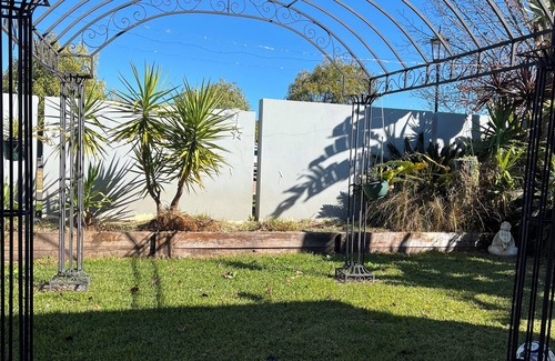Dubbo Casa | Cozy Private Room with Secured Fenced Garden. Close to the Zoo. Pet Friendly!