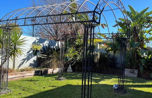 Dubbo Casa | Cozy Private Room with Secured Fenced Garden. Close to the Zoo. Pet Friendly!