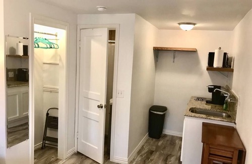 Lower Greenville Casa | Cozy Private Studio - near SMU w Private Parking