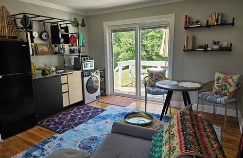 Guilford Apartamento | Cozy Private Studio with WiFi, Balcony, Kitchenette in Charming Guilford