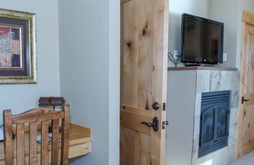 Powell Butte Casa | Cozy Private Suite with a Hot Tub