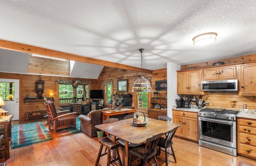 Otto Cabina | Cozy, private, tranquil mountain getaway in Otto NC near babbling creek.