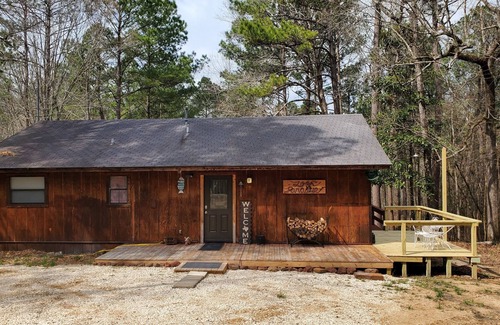 Coldspring Cabina | Cozy private vacation cabin rental secluded in the Sam Houston National Forest