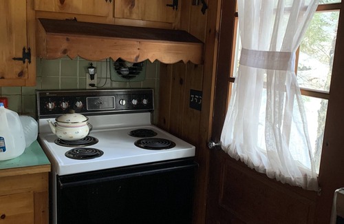 Kingfield Cabina | Cozy & Private: waterfront retreat on 20 acres of beautiful forest