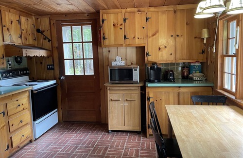 Kingfield Cabina | Cozy & Private: waterfront retreat on 20 acres of beautiful forest