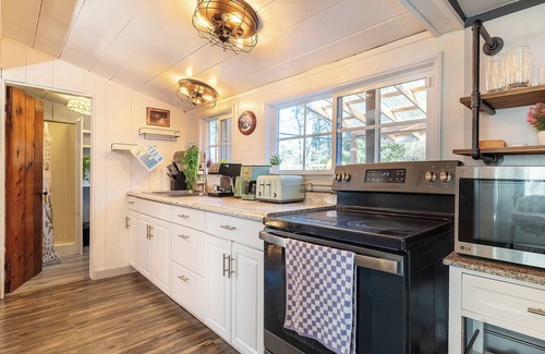 Westport Cabaña | Cozy & Quaint Westport Cottage, EV charger, 1mi to beach, restaurants & parks