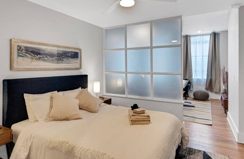 Central Business District Condominio | Cozy Queen Loft In The Heart Of Downtown Cincinnati 1 Bedroom Condo by Redawning