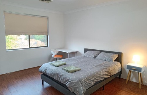 Merrylands Casa | Cozy Queen Room in Spacious Merrylands Home - M7