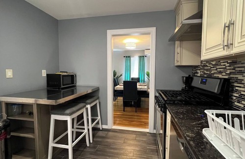Queens Casa | Cozy Queens Retreat w/ Family Amenities & Parking