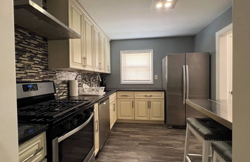 Queens Casa | Cozy Queens Retreat w/ Family Amenities & Parking