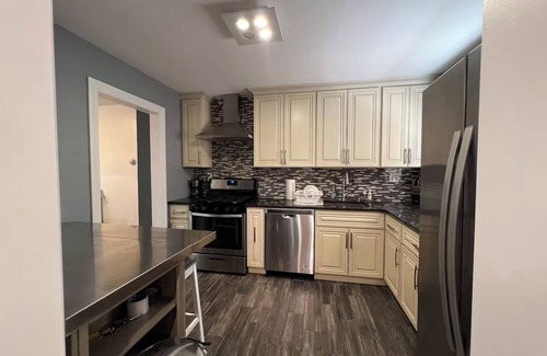 Queens Casa | Cozy Queens Retreat w/ Family Amenities & Parking