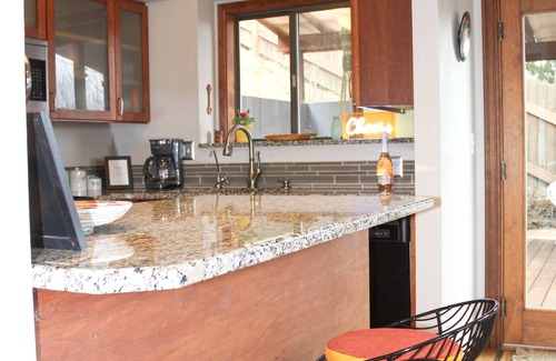 Southeast Eugene Casa | Cozy & Quiet 2 bdrm private Treehouse getaway with Amazing Views minutes from UO