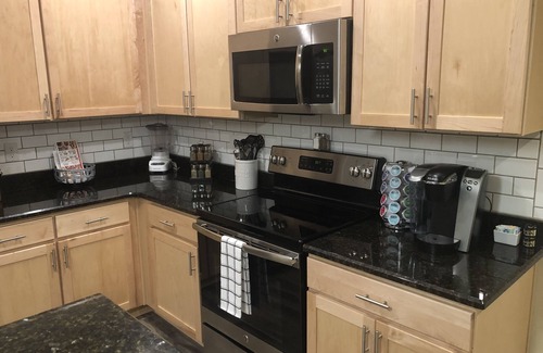 Greensboro Casa | Acogedor, tranquilo y bien nombrado Dual Master w / 2. 5 ba Townhome 4 millas a GSO !!