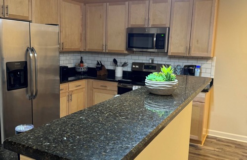 Greensboro Casa | Acogedor, tranquilo y bien nombrado Dual Master w / 2. 5 ba Townhome 4 millas a GSO !!