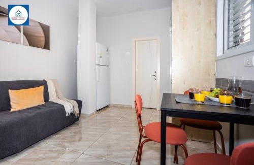 Netanya Apartamento | Cozy Quiet Oasis in the Center