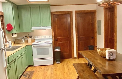 Heber Cabina | Cozy, quiet picturesque cabin in the pines & perfect escape to winter wonderland