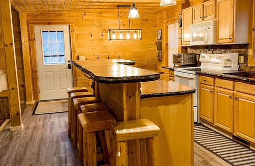 Bellaire Cabina | Cozy & Quiet Shanty Creek Log Cabin 1 mile to Schuss Mountain Golf Course