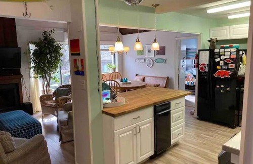 Fairfield Bay Casa | Cozy, Quirky & Fun Cabin - Sleeps 8 - Dog Friendly - Fairfield Bay, Arkansas