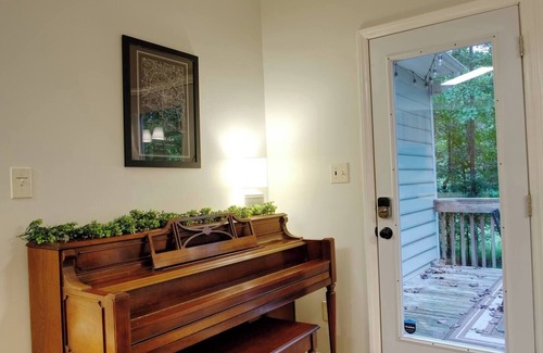 Raleigh Casa | Cozy Raleigh Tree Retreat