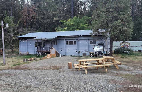 Brownsville Casa | Cozy Ranch Mountain Getaway Close to Lakes & Pet friendly!