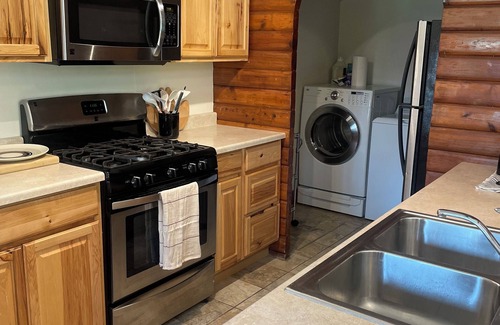 Upper Rattlesnake Cabina | Cozy Rattlesnake Creekside Cabin Retreat