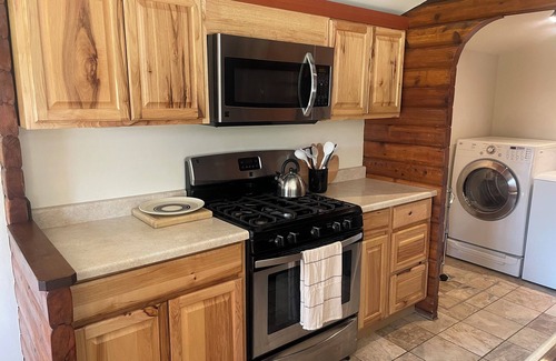 Upper Rattlesnake Cabina | Cozy Rattlesnake Creekside Cabin Retreat