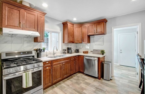 El Monte Casa | Cozy Rear Nook with Gazebo Pet friendly Tesla Charger A few minutes from the Airport